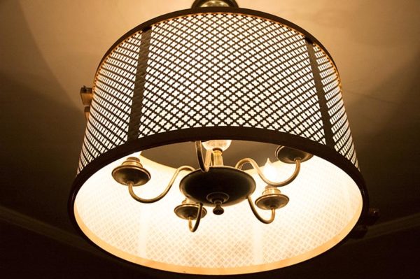 Pretty, right? Knuckle Salad's DIY drum shade tutorial for ceiling fixtures. Cheap and easy.