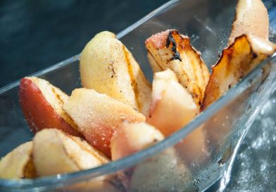 Grilled apples with cinnamon sugar: super-quick late-summer yum