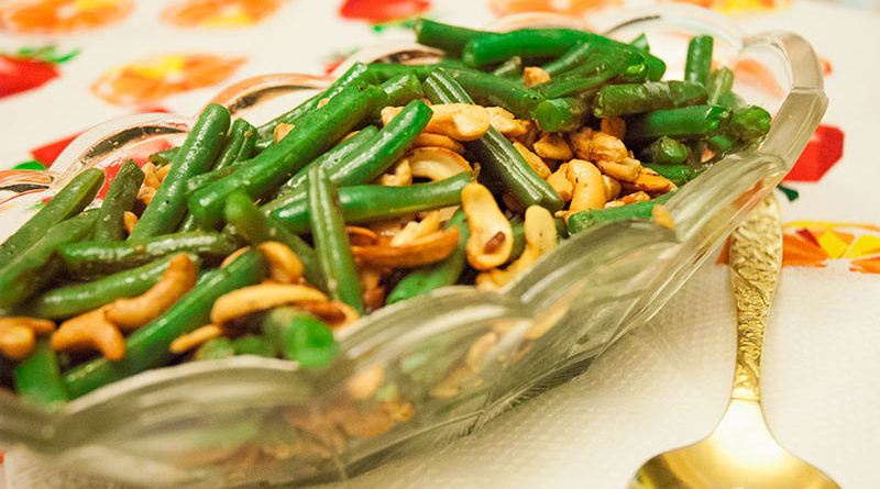 Easy Four-Ingredient Green Beans with Garlic and Cashews